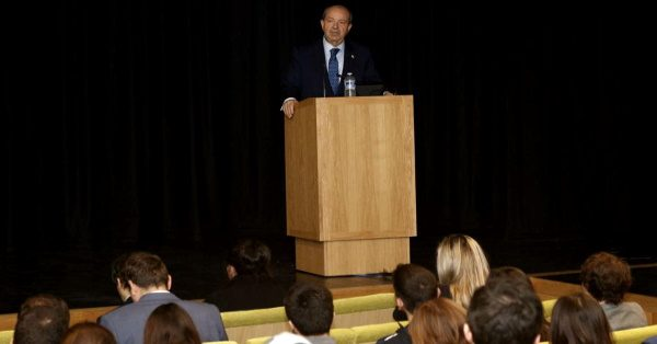 Άδεια αίθουσα στο St. John’s Auditorium κατά την ομιλία του Έρσιν Τατάρ